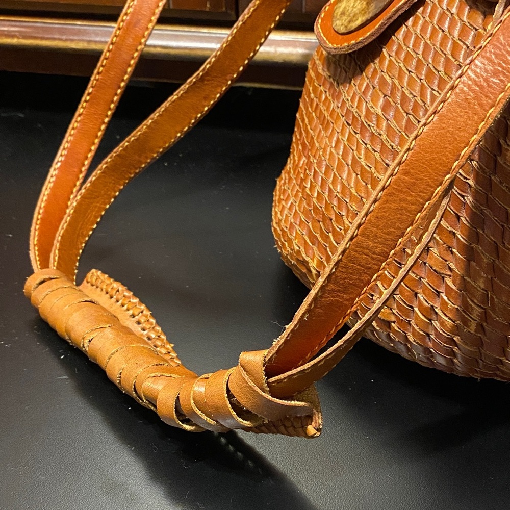 Elegant Brown Woven basket style Leather Shoulder Bag - Picture 4 of 15